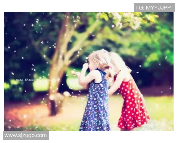 足球明星与女生亲密合照展现青春活力与运动魅力的完美瞬间