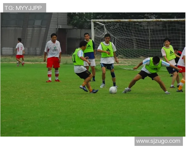 足球明星半蹲拍照视频引发热议球迷纷纷模仿展现独特魅力与风格 足球明星半蹲拍照视频引发热议球迷纷纷模仿展现独特魅力与风格