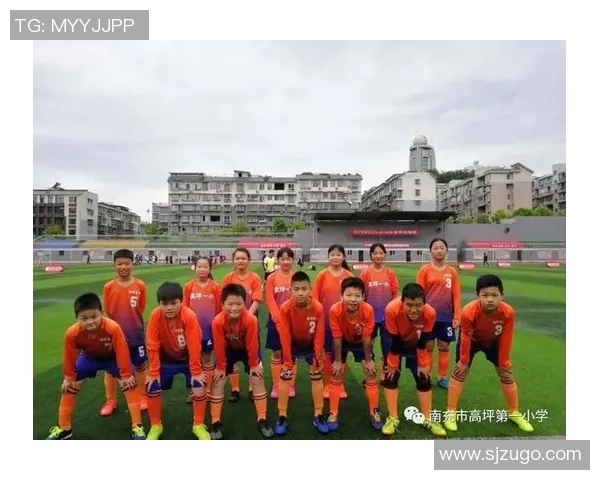 足球明星在绿茵场上挥洒汗水的动人瞬间素描作品展示