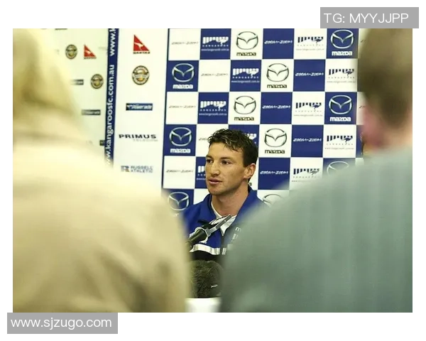 足球明星坚持使用旧手机的原因揭秘引发球迷热议