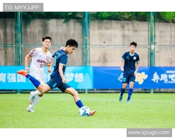 足球明星男孩穿着礼服的时尚瞬间展现青春活力与运动魅力 足球明星男孩穿着礼服的时尚瞬间展现青春活力与运动魅力