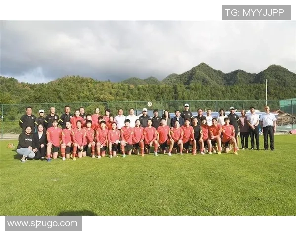 足球明星职业生涯揭秘：从青训到巅峰的奋斗历程与荣耀时刻