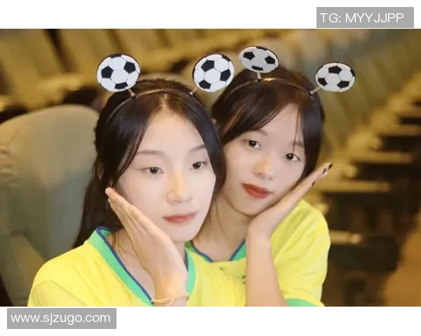 足球明星获奖时与女粉丝合影展现温馨瞬间与青春活力 足球明星获奖时与女粉丝合影展现温馨瞬间与青春活力